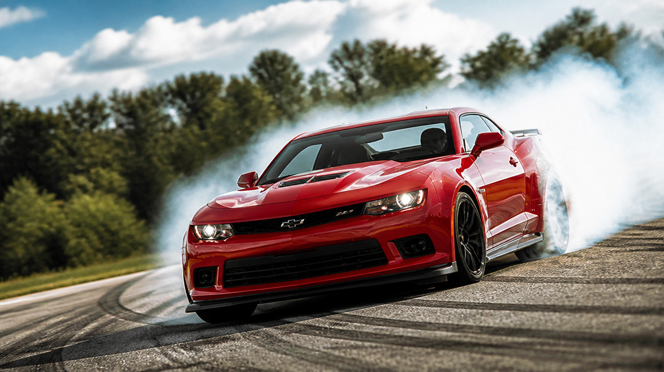 Roter Chevrolet Camaro driftet mit Rauchwolke auf Rennstrecke vor bewölktem Himmel und Bäumen.