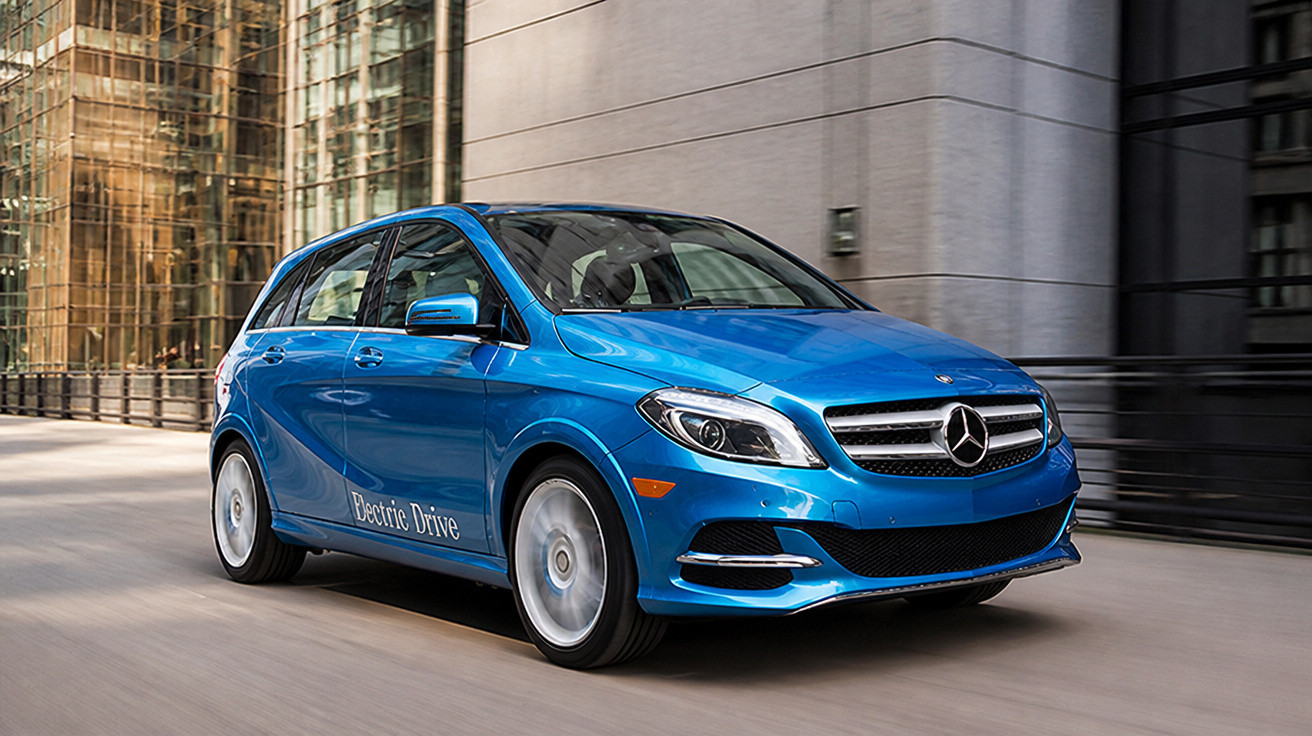 Blauer Mercedes-Benz Elektroauto fährt in urbaner Umgebung an Glas- und Steingebäuden vorbei.